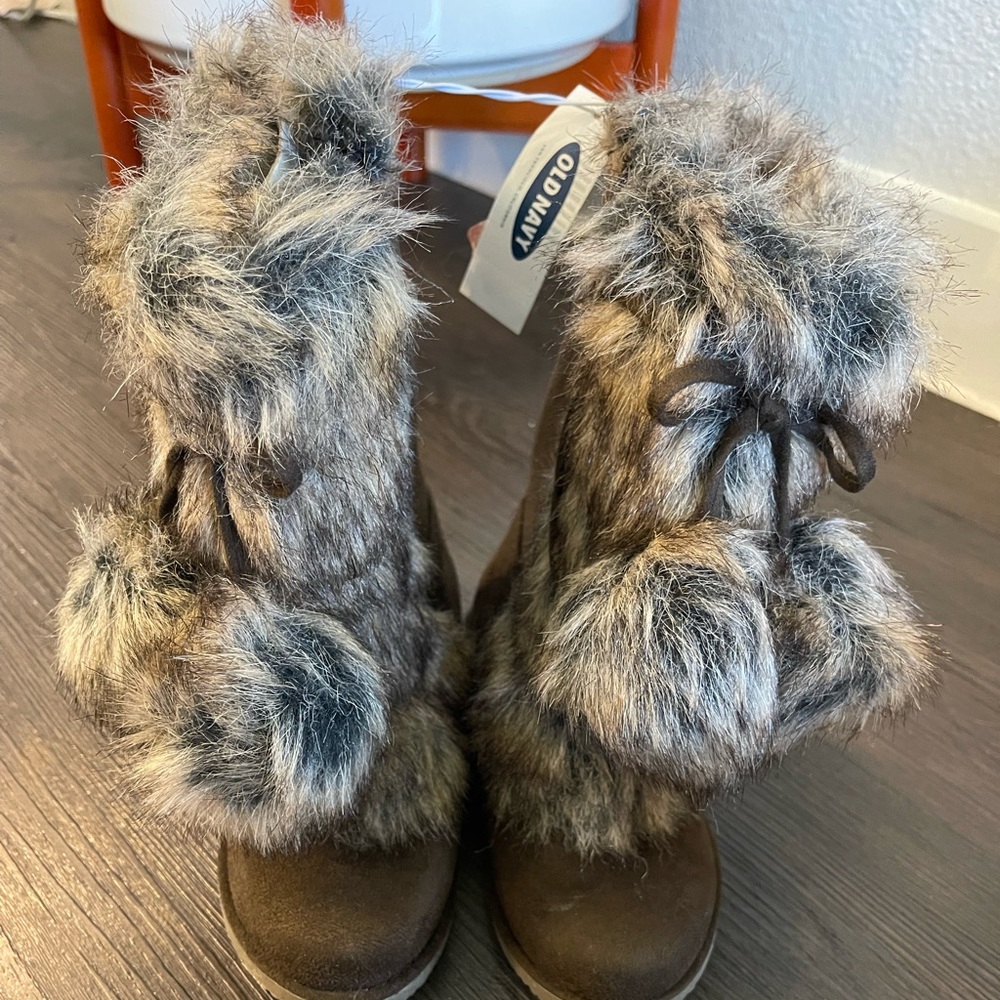 NWT. Old Navy brown faux fur pompom boots, Toddler Size 11